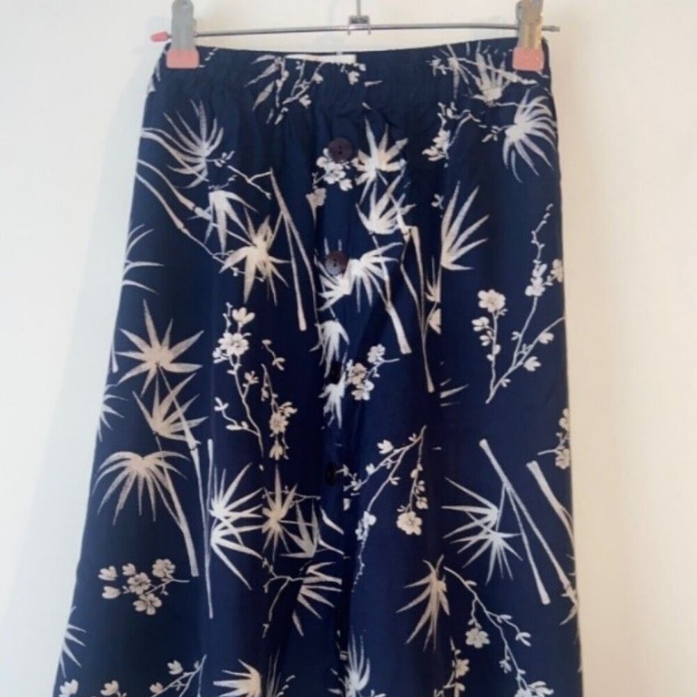 Abifel (European) Short (just above the knee) Skirt L/L+ in rich Navy/White